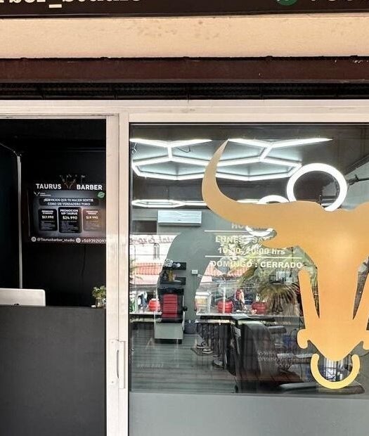 Entrada de Taurus Barber and Studio en La Florida, Región Metropolitana, CL, destacando su moderno diseño.