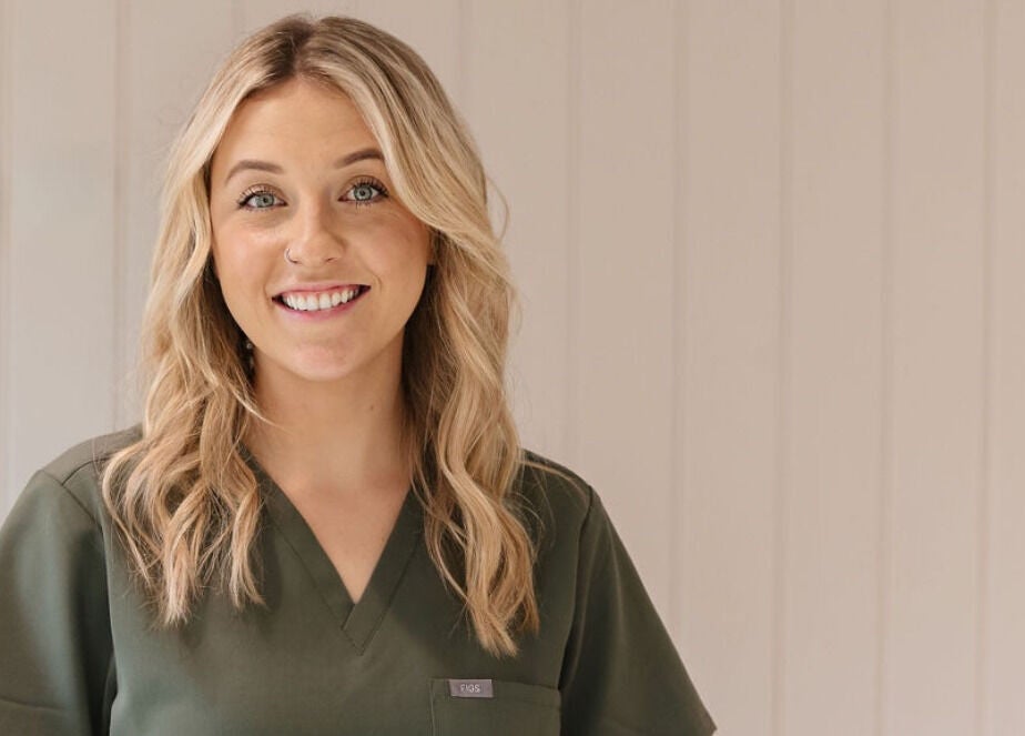 Friendly cosmetologist at Tŷ Harddwch, Boduan, Wales, GB offering beauty services with a smile.