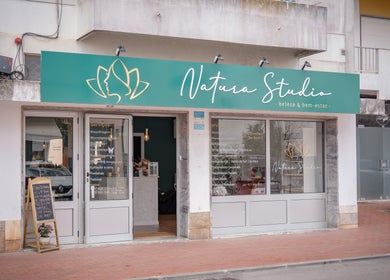 Fachada do Natura Studio em São Brás De Alportel, Faro, PT, demonstrando entrada acolhedora.