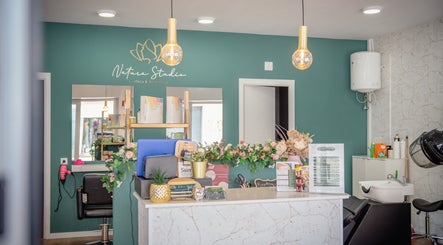 Recepção do Natura Studio em São Brás De Alportel, Faro, PT, destacando decoração moderna e acolhedora.