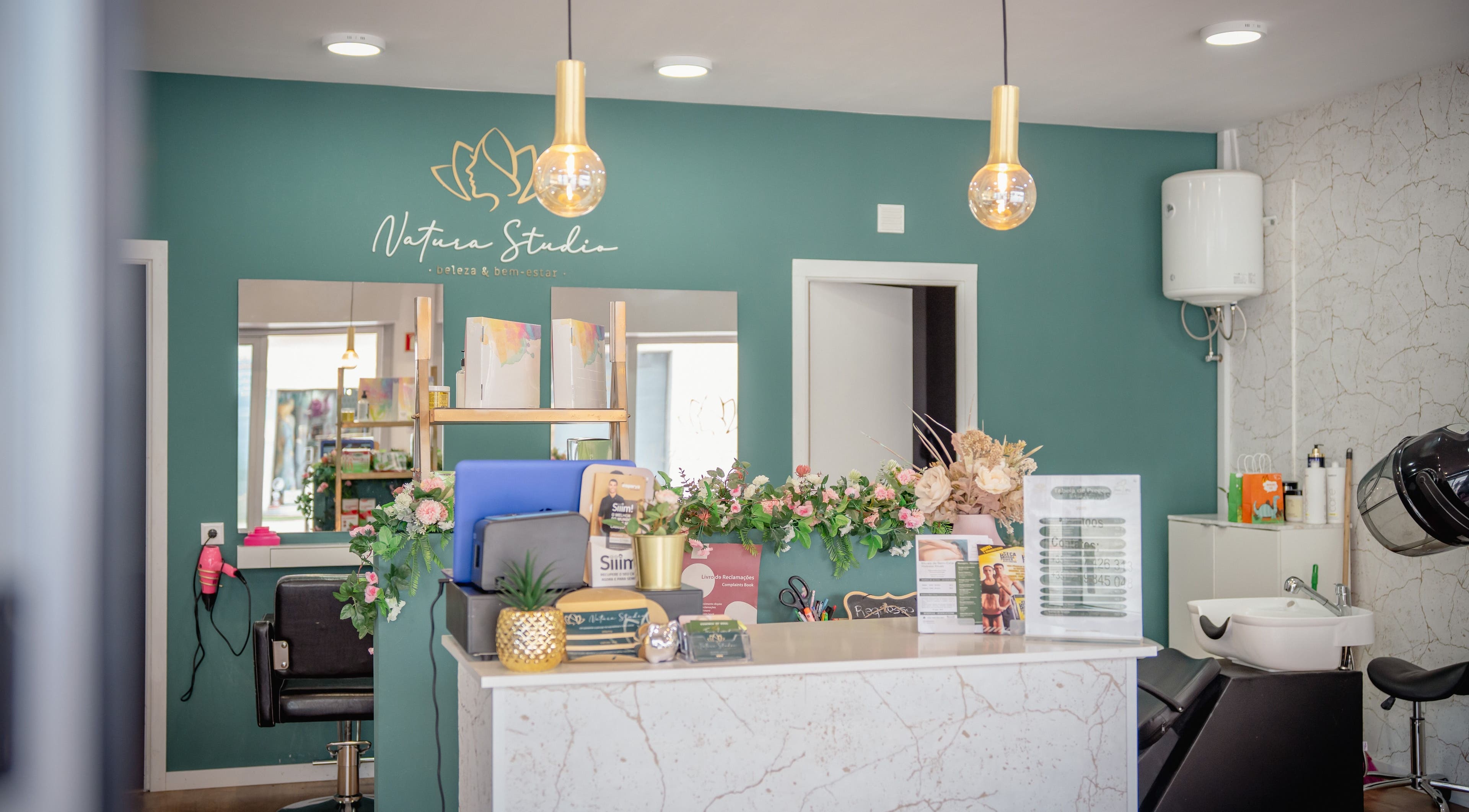 Recepção elegante do Natura Studio em São Brás De Alportel, Faro, PT com decoração floral e iluminação suave.