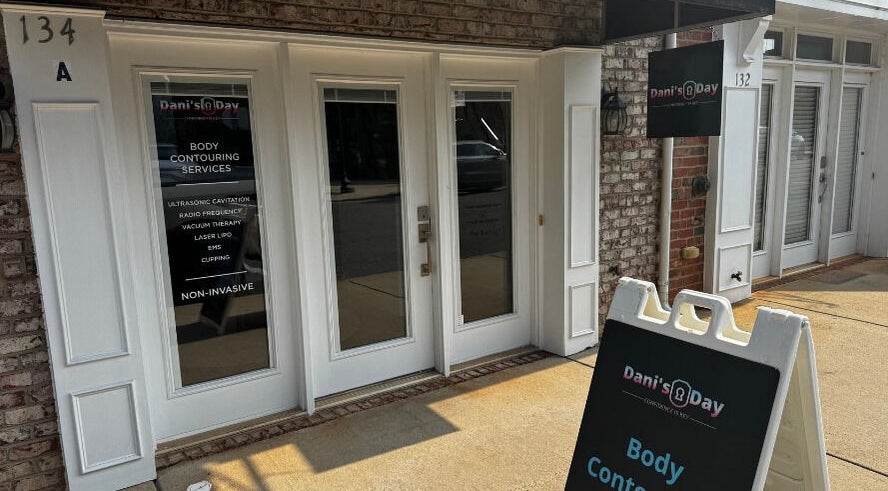 Danisday entrance in Mooresville, North Carolina, US showcasing body contouring services signage.