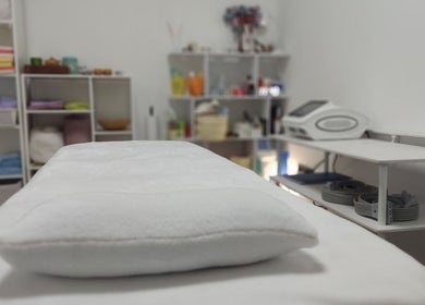 Затишний масажний кабінет ISA Massage у Броварах, UA з м'яким масажним столом і приємними акцентами.