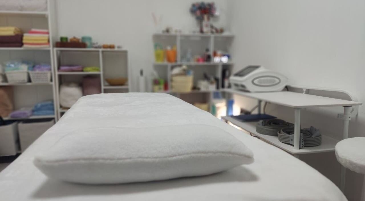 Затишний масажний кабінет ISA Massage у Броварах, UA з м'яким масажним столом і приємними акцентами.