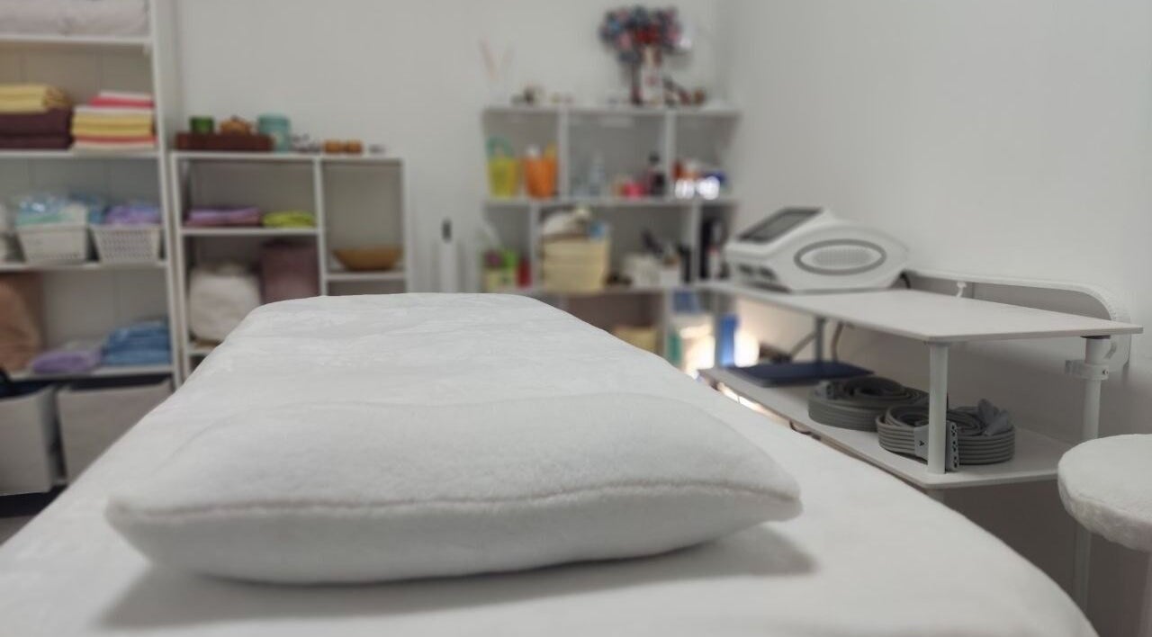 Затишний масажний кабінет ISA Massage у Броварах, UA з м'яким масажним столом і приємними акцентами.