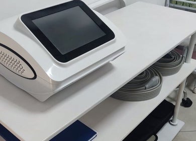 Апарат для терапії в ISA Massage, Бровари, UA на сучасному лікувальному столі.