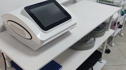 Апарат для терапії в ISA Massage, Бровари, UA на сучасному лікувальному столі.