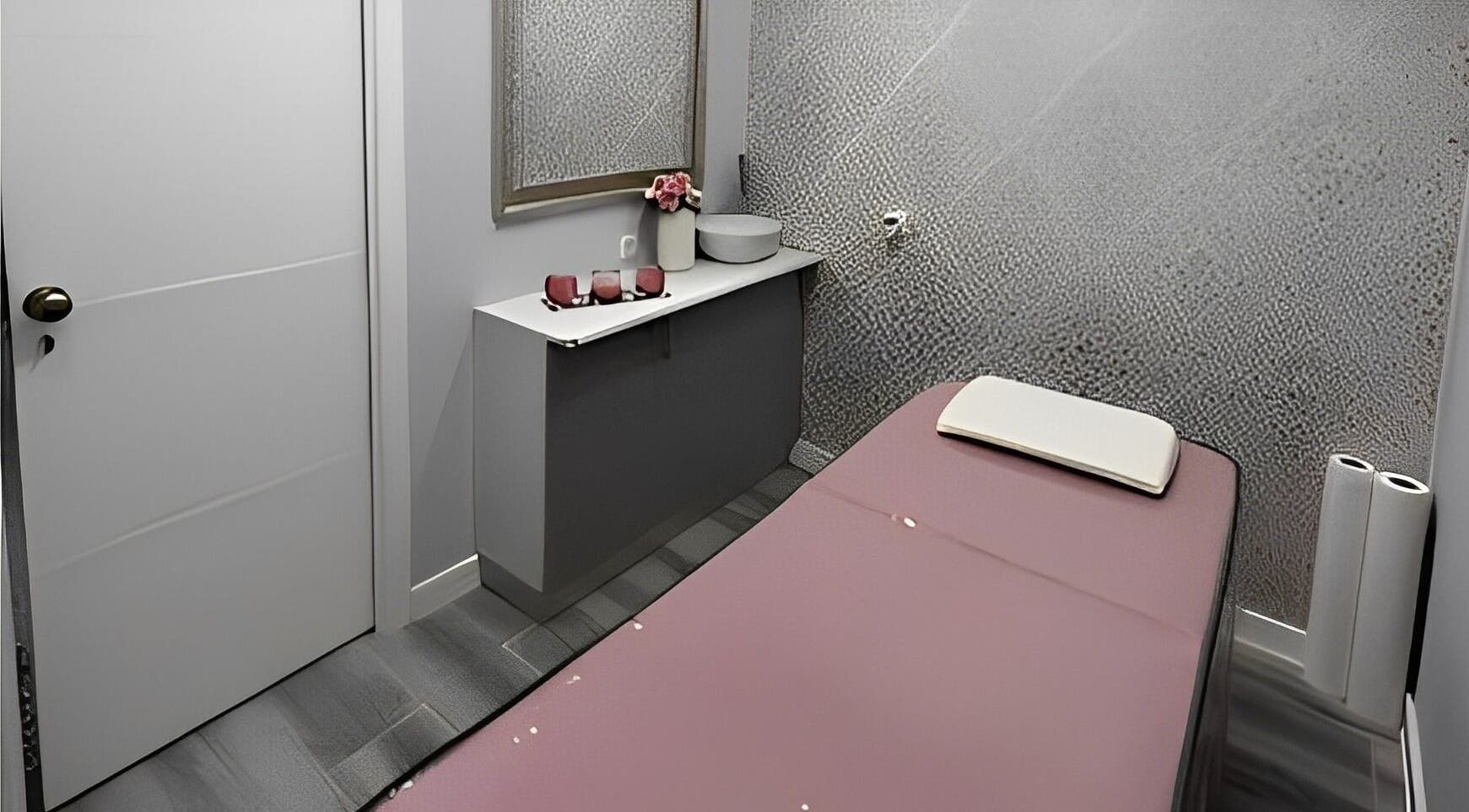 Sala de massagem elegante em Lyra by Lu, Agualva-Cacém, Lisboa, PT, com decoração serena e mesa confortável.