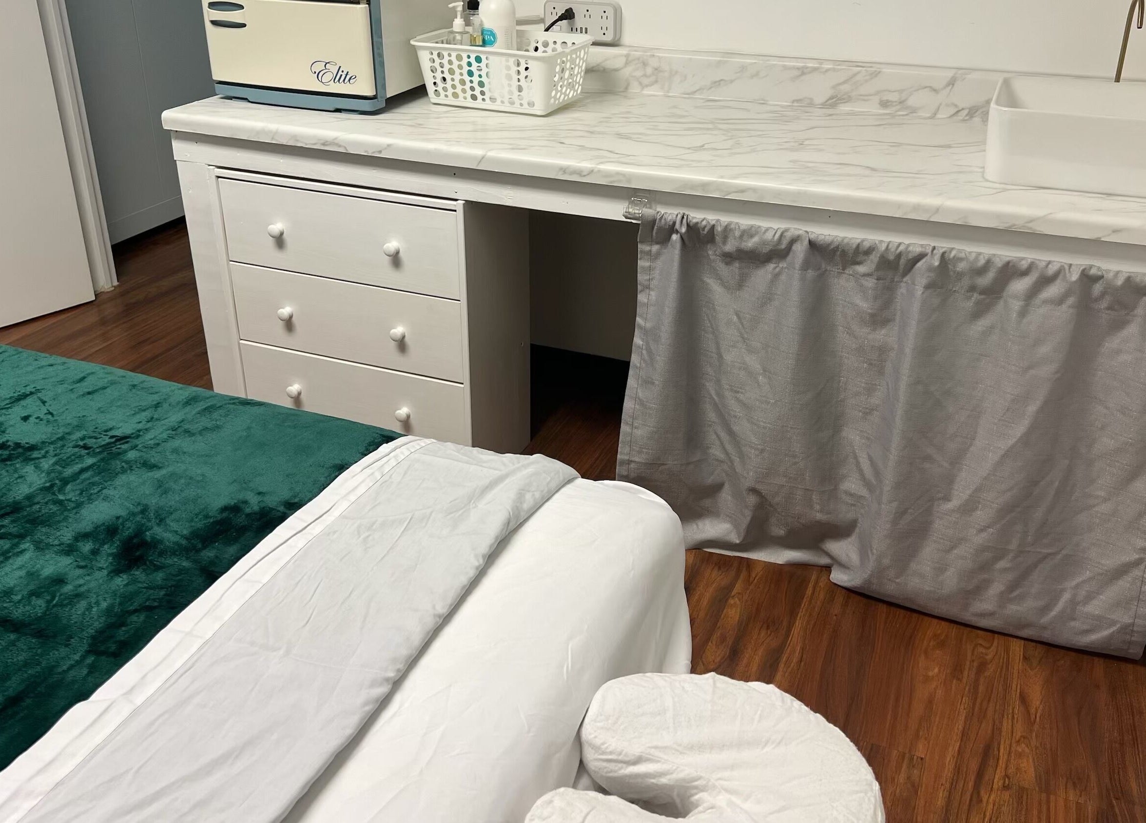 Tranquil massage room at Sunee Massage Bodywork and Spa LLC in Falls Church, Virginia, US with a plush green bed.