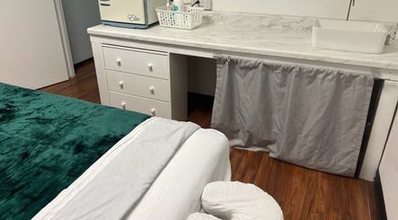 Tranquil massage room at Sunee Massage Bodywork and Spa LLC in Falls Church, Virginia, US with a plush green bed.