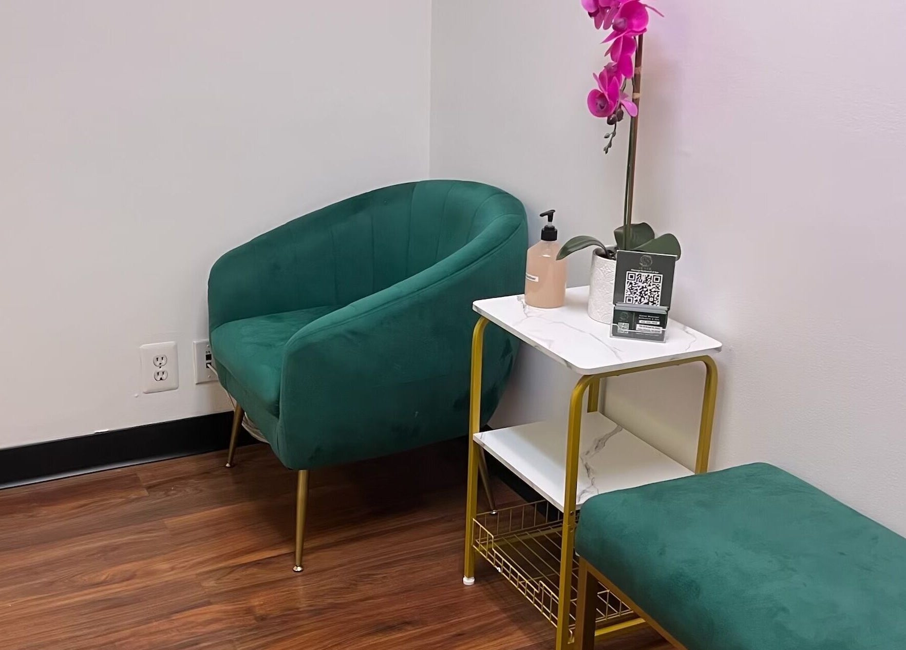 Cozy green chair in Sunee Massage Bodywork and Spa LLC, Falls Church, Virginia, US, inviting relaxation.