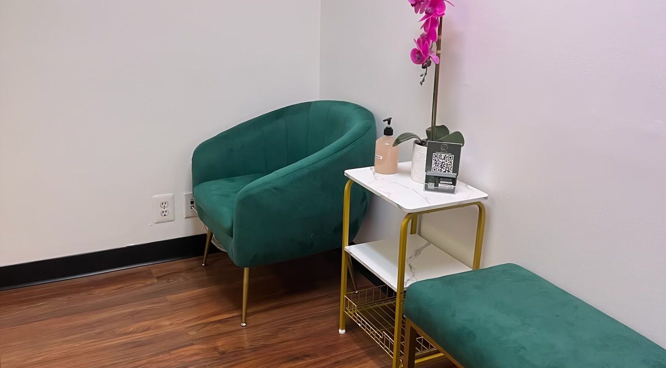 Cozy green chair in Sunee Massage Bodywork and Spa LLC, Falls Church, Virginia, US, inviting relaxation.