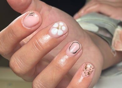 Intricate floral nail art at Biabbarr, Cardiff, Wales, GB, showcasing elegant design and creativity.