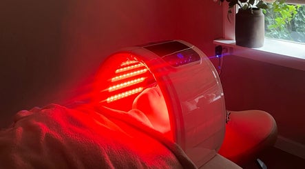 Red light therapy pod at By Chan Bodycare, Amsterdam, Noord-Holland, NL, promoting wellness and relaxation.