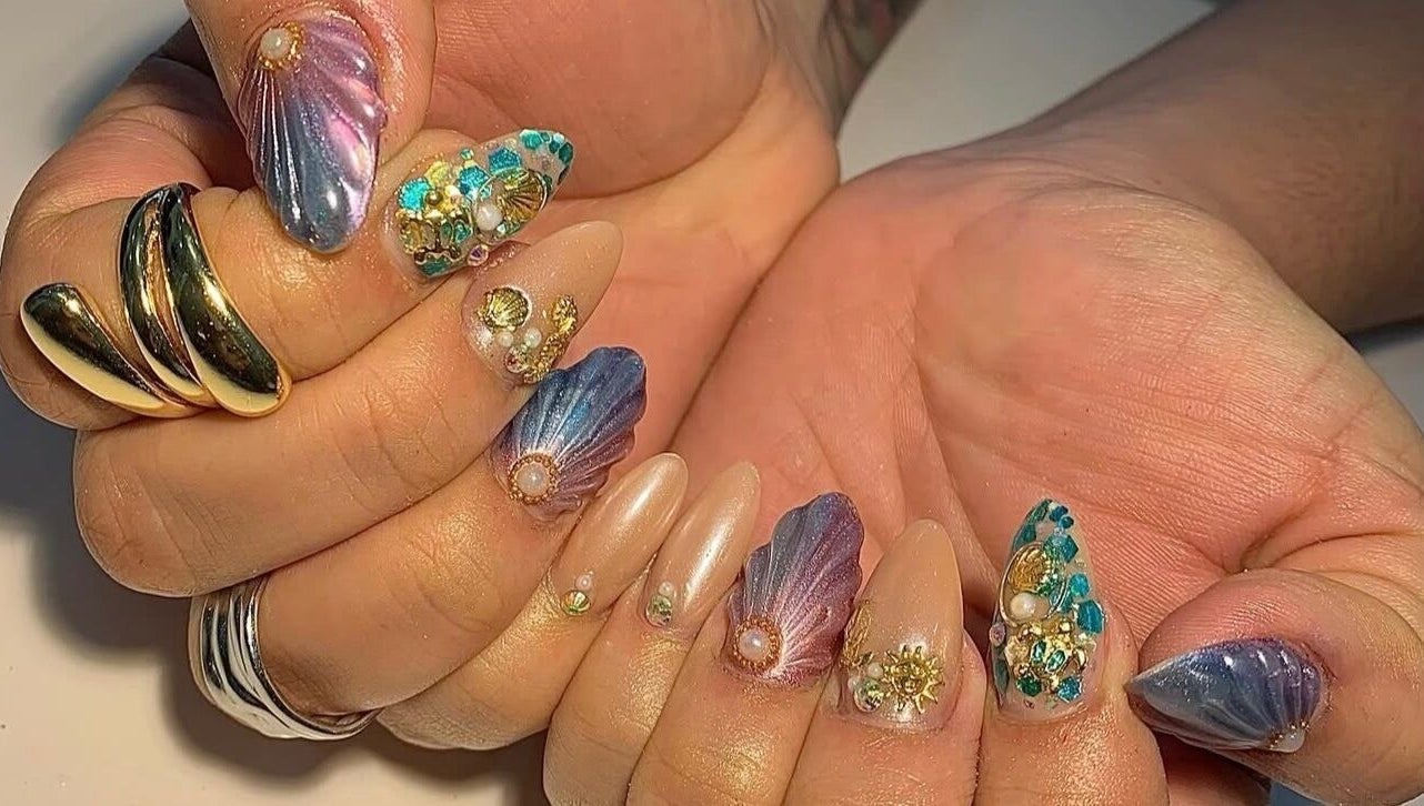 Uñas decoradas con conchas y perlas en Castle Nails Studio, Santo Domingo, Distrito Nacional, DO.