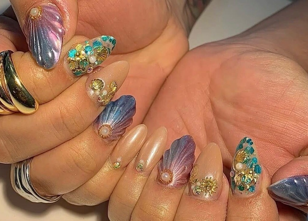 Uñas decoradas con conchas y perlas en Castle Nails Studio, Santo Domingo, Distrito Nacional, DO.