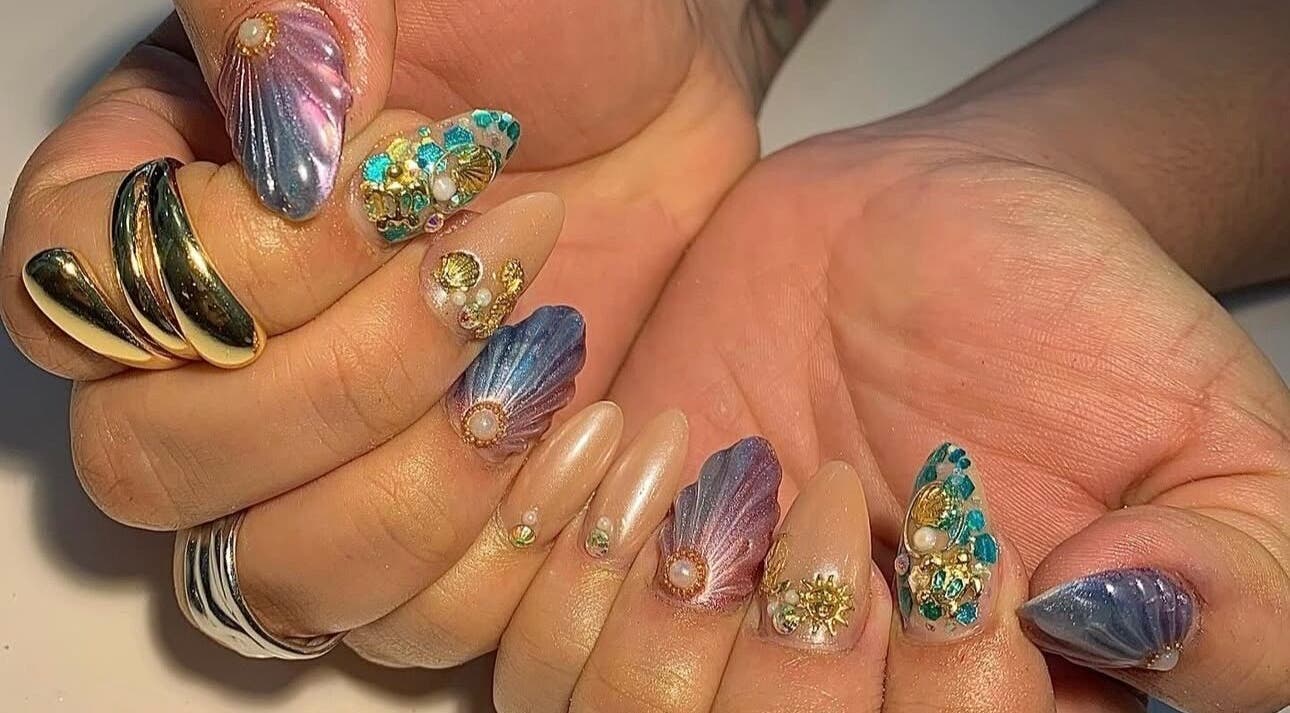 Uñas decoradas con conchas y perlas en Castle Nails Studio, Santo Domingo, Distrito Nacional, DO.