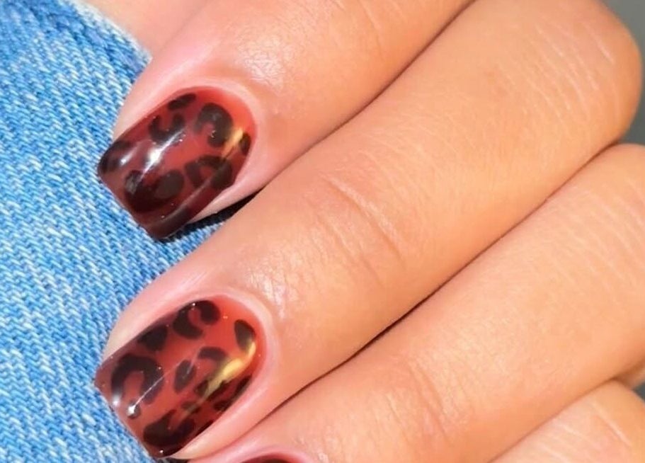 Manicura de uñas con diseño felino en Castle Nails Studio, Santo Domingo, Distrito Nacional, DO.