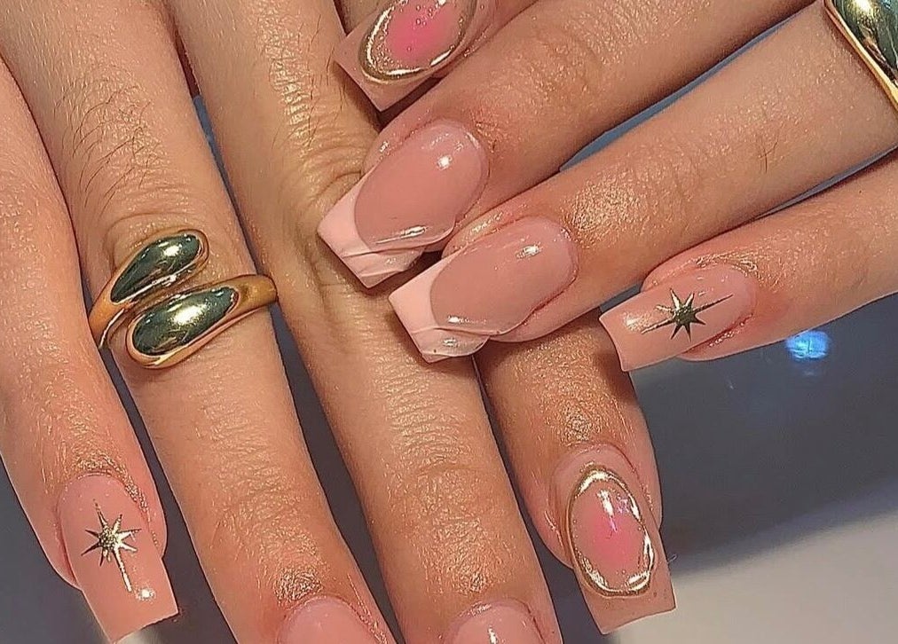 Uñas acrílicas decoradas con estrellas en Castle Nails Studio, Santo Domingo, Distrito Nacional, DO.