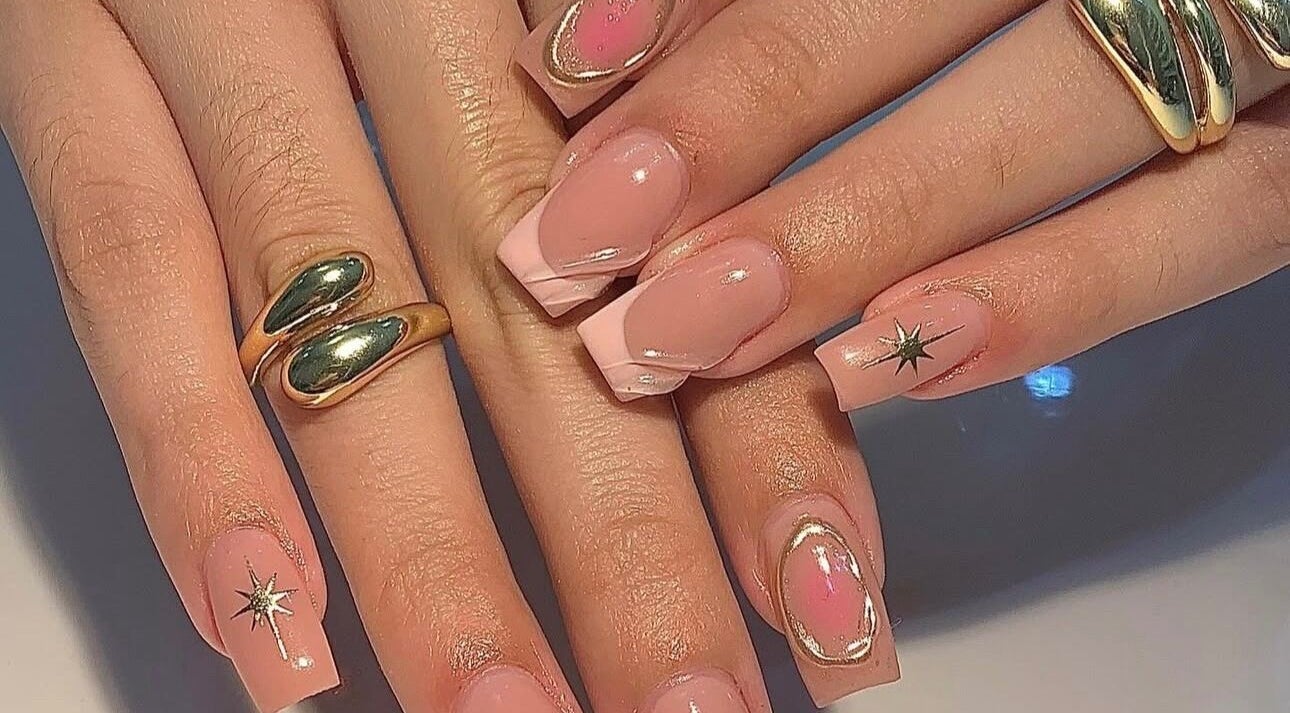 Uñas acrílicas decoradas con estrellas en Castle Nails Studio, Santo Domingo, Distrito Nacional, DO.