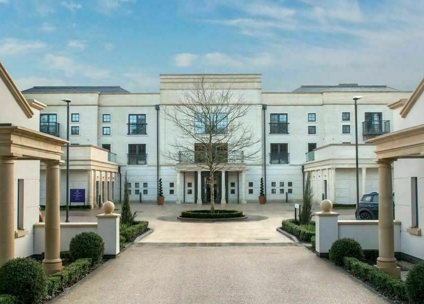 Majestic entrance of The Hampton Spa in Failand, England, GB with stylish columns and serene ambiance.