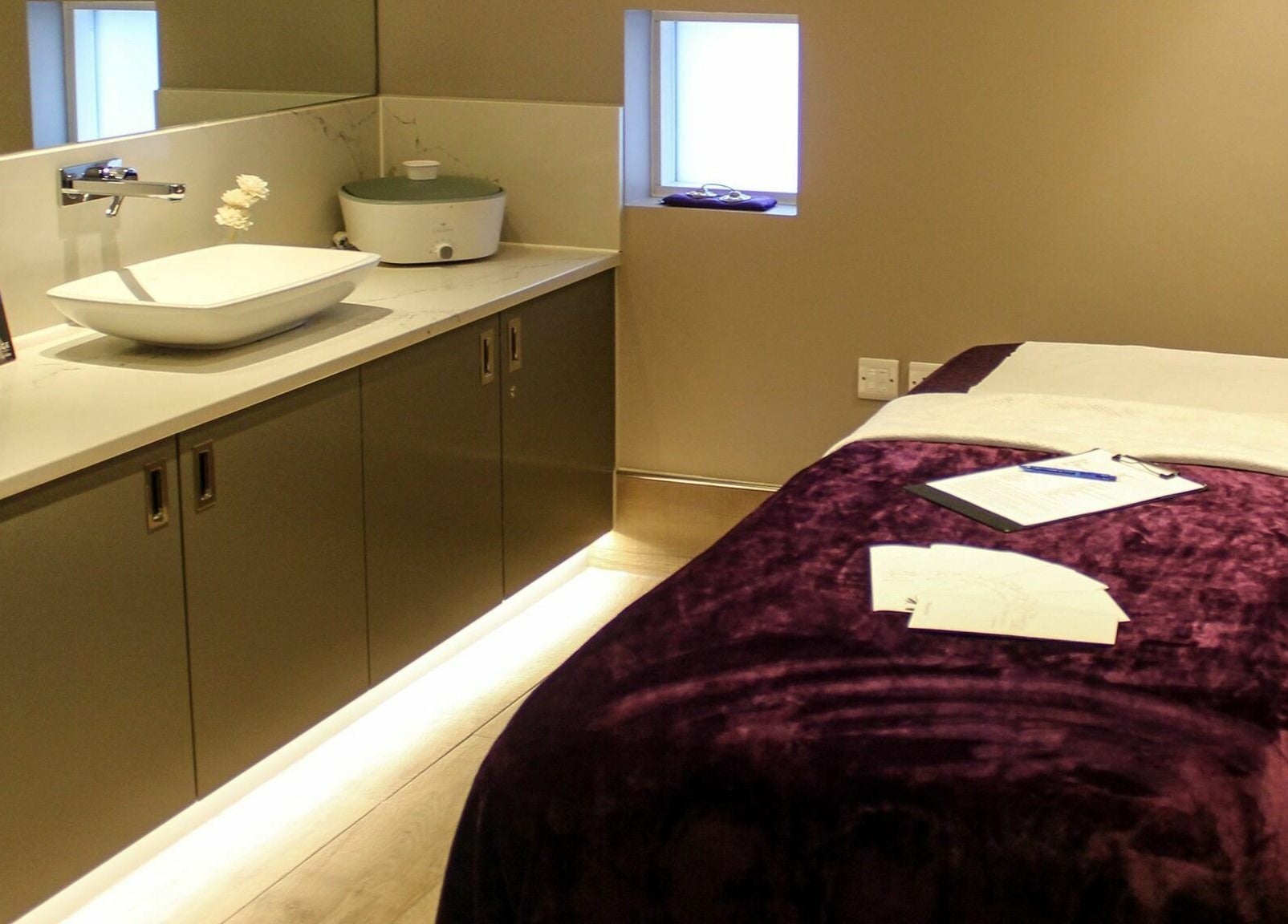 Luxurious treatment room at The Hampton Spa in Failand, England, GB with plush bed and serene lighting.