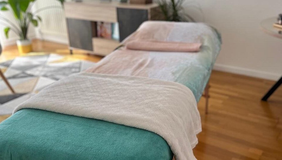 Lit de massage élégant à Pamela Cordero, Compiègne, Hauts-de-France, FR.