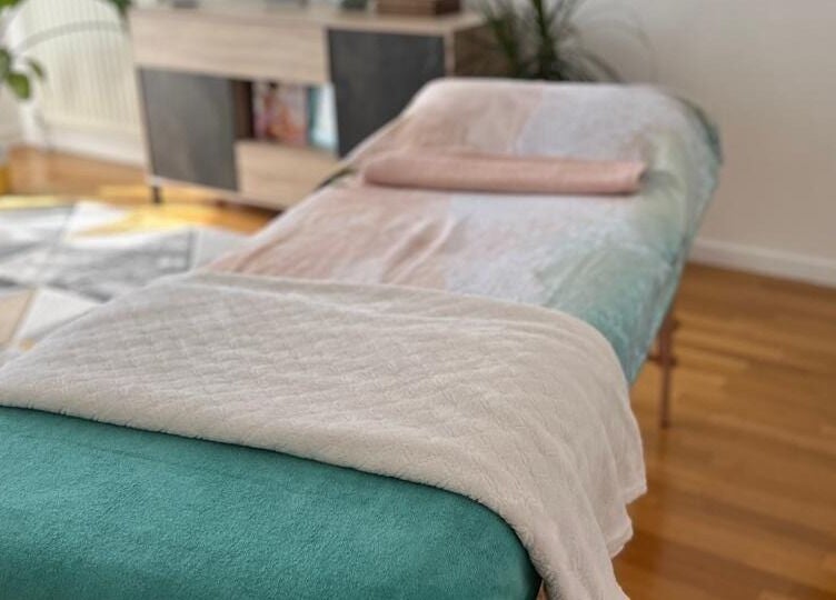 Lit de massage élégant à Pamela Cordero, Compiègne, Hauts-de-France, FR.