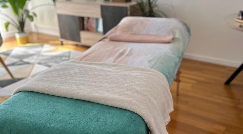 Lit de massage élégant à Pamela Cordero, Compiègne, Hauts-de-France, FR.