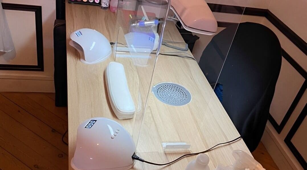 Table de manucure moderne à Beauty Room, Neufchâtel-en-bray, Normandie, FR avec outils et équipements.