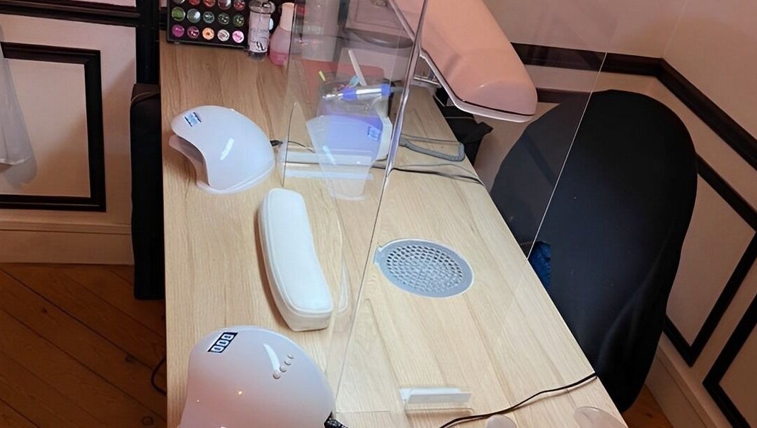 Poste de manucure moderne à Beauty Room, Neufchâtel-en-bray, Normandie, FR.