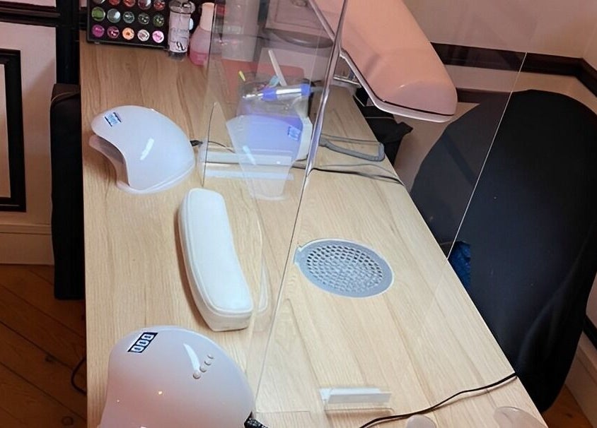 Poste de manucure moderne à Beauty Room, Neufchâtel-en-bray, Normandie, FR.