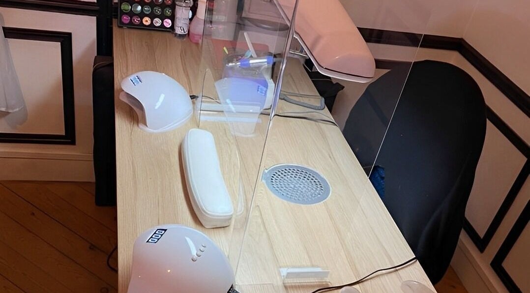 Poste de manucure moderne à Beauty Room, Neufchâtel-en-bray, Normandie, FR.