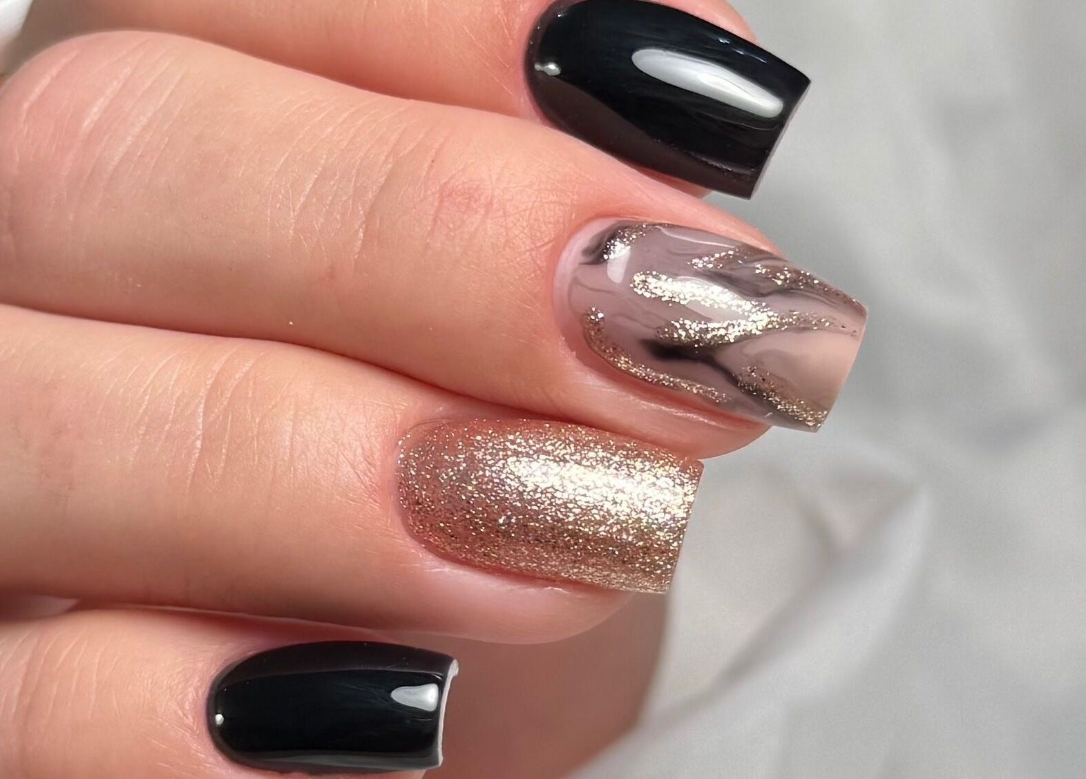 Manucure élégante avec paillettes au Beauty Room, Neufchâtel-en-bray, Normandie, FR