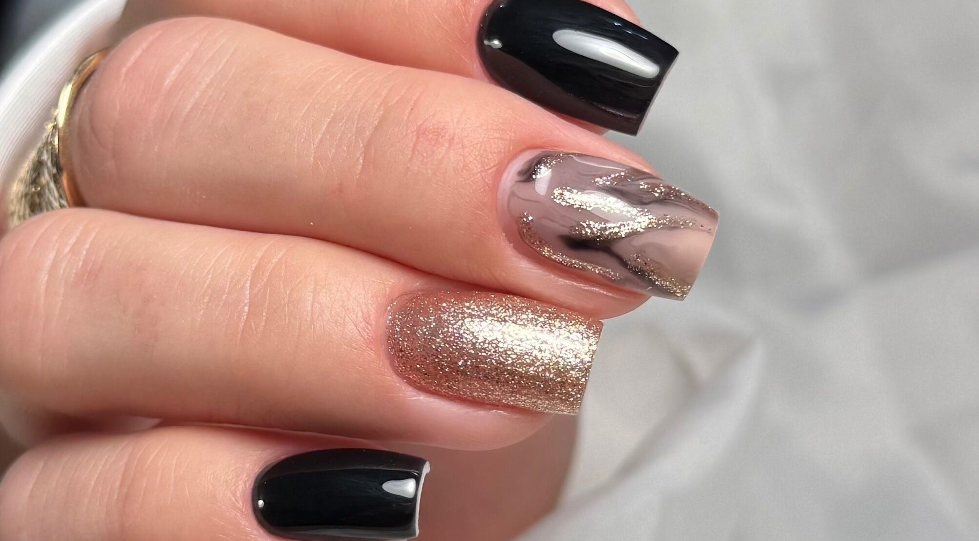 Manucure élégante avec paillettes au Beauty Room, Neufchâtel-en-bray, Normandie, FR