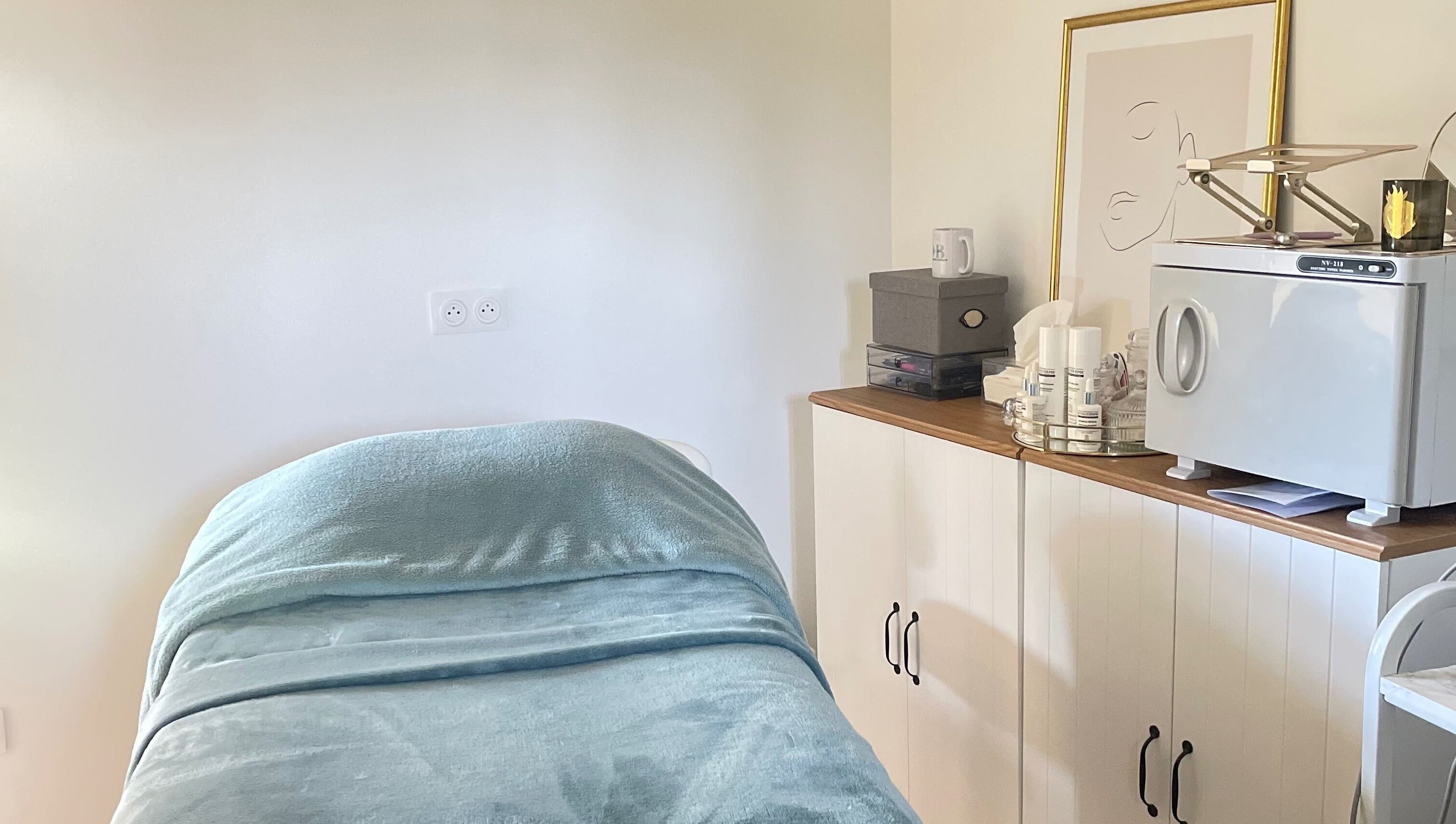Salle de soin relaxante chez DB Body and Skin à Tresses, Nouvelle-Aquitaine, FR pour une beauté apaisante.