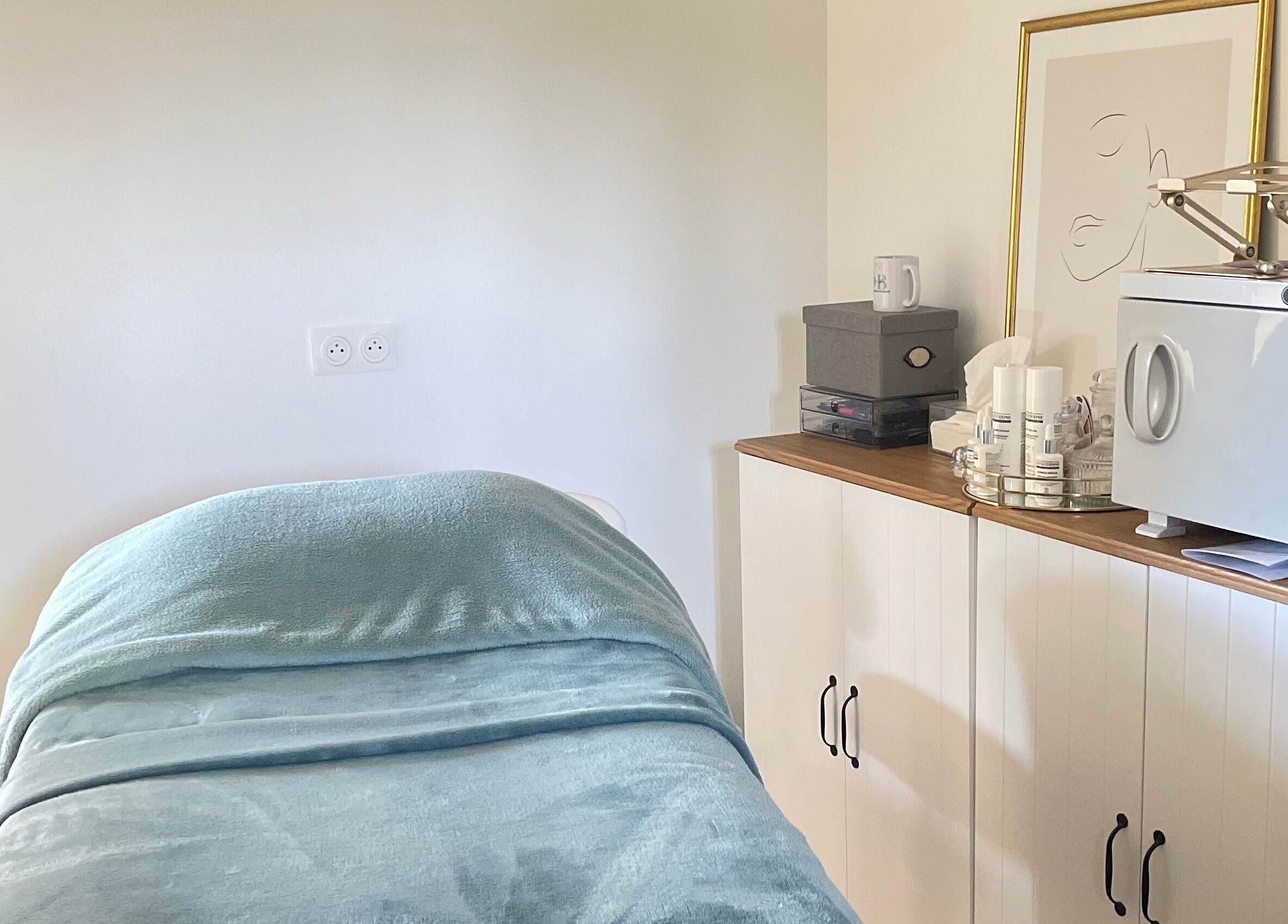 Salle de soin relaxante chez DB Body and Skin à Tresses, Nouvelle-Aquitaine, FR pour une beauté apaisante.