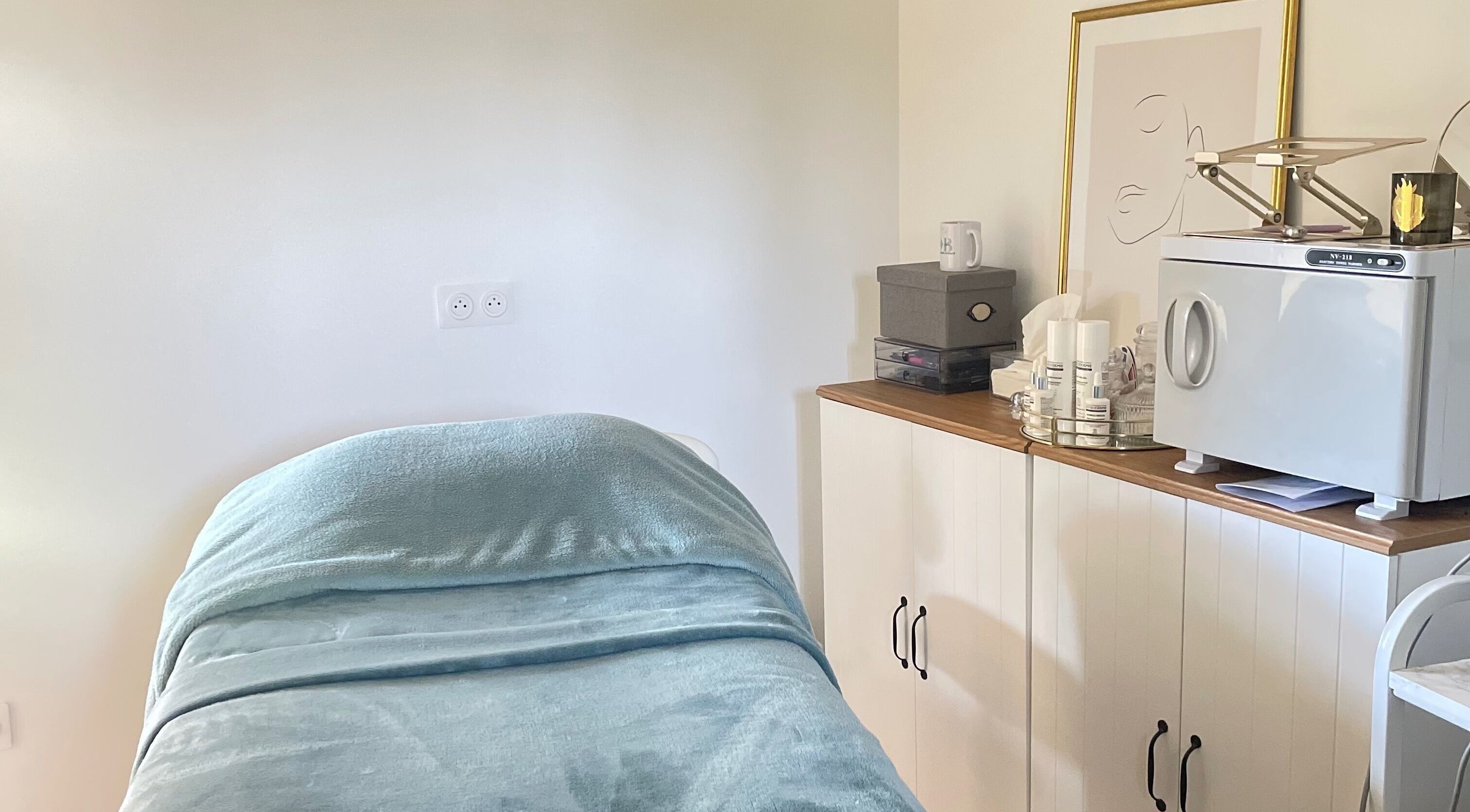 Salle de soin relaxante chez DB Body and Skin à Tresses, Nouvelle-Aquitaine, FR pour une beauté apaisante.