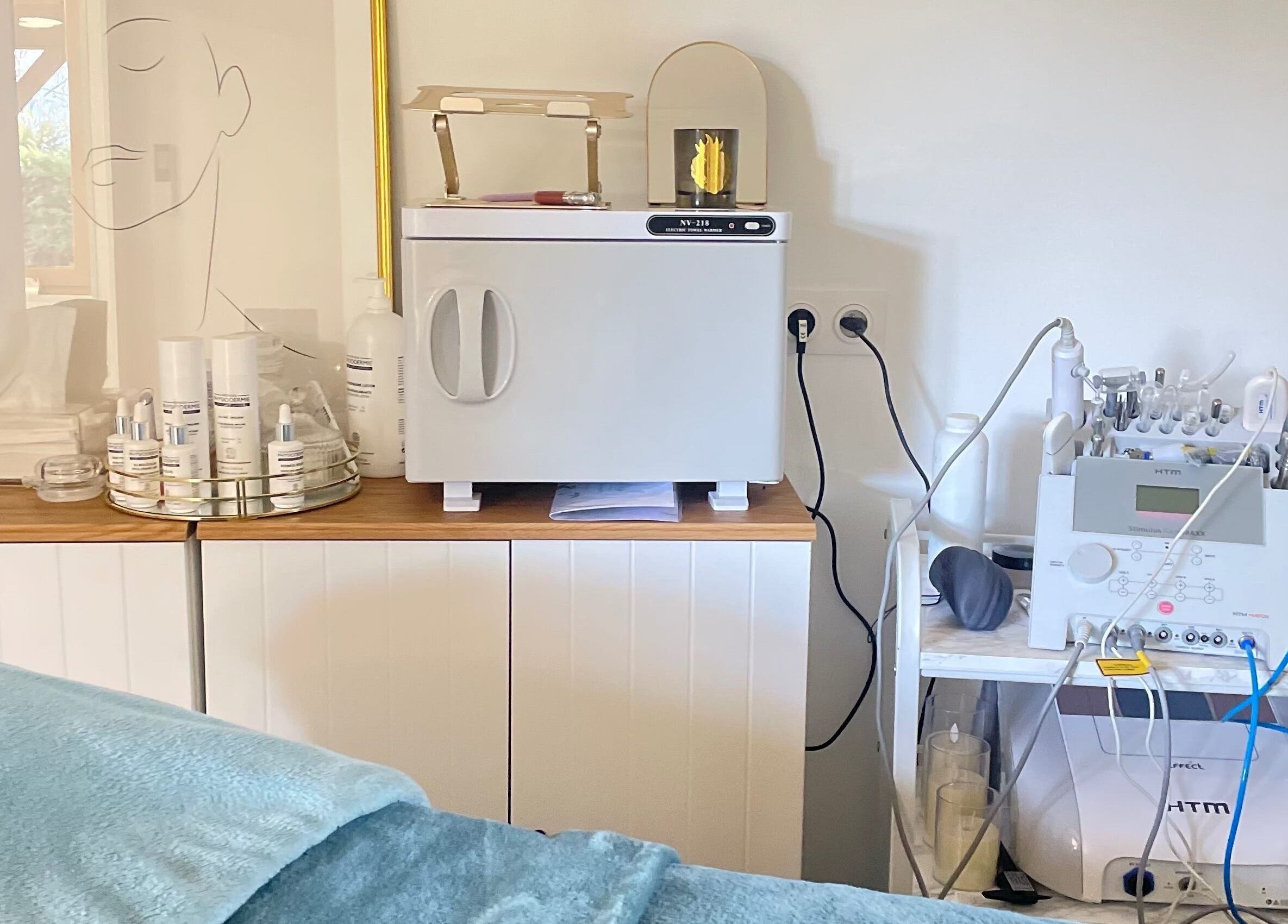 Équipement de soin à DB Body and Skin, Tresses, Nouvelle-aquitaine, FR, préparé pour un traitement optimal.