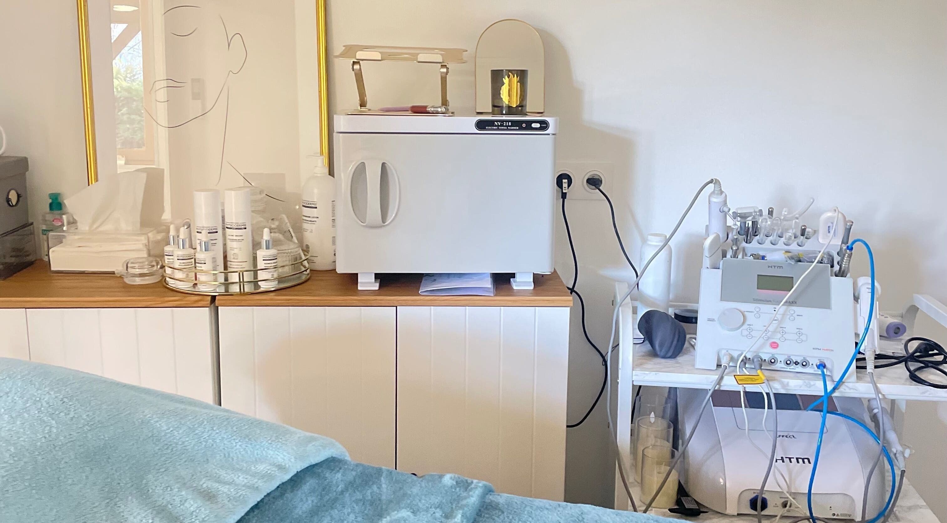 Équipement de soin à DB Body and Skin, Tresses, Nouvelle-aquitaine, FR, préparé pour un traitement optimal.