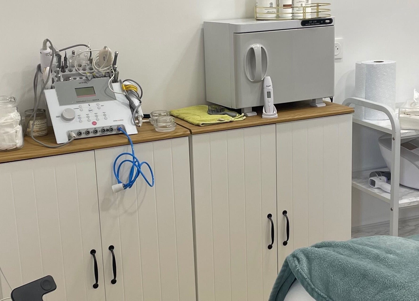 Équipement de soin chez DB Body and Skin à Tresses, Nouvelle-Aquitaine, FR pour traitements esthétiques.