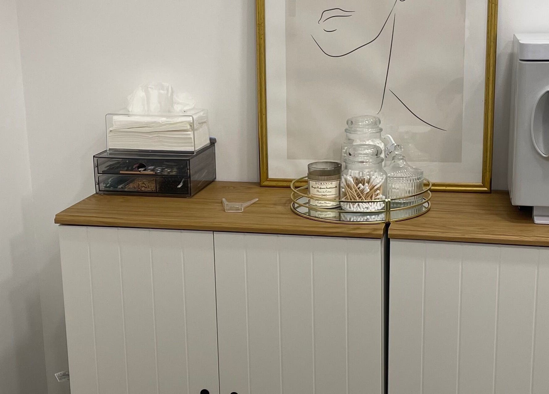 Coin élégant chez DB Body and Skin à Tresses, Nouvelle-Aquitaine, FR, avec décor minimaliste et accessoires de beauté.