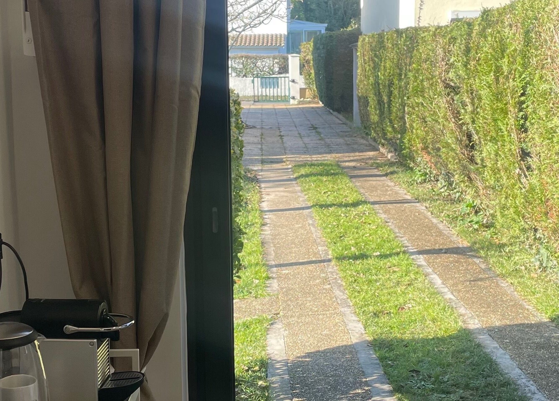 Vue du chemin de jardin depuis DB Body and Skin à Tresses, Nouvelle-Aquitaine, FR.