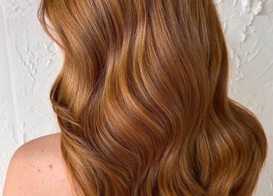 Cheveux ondulés couleur caramel chez Olivia Sgl Hair (HED SALON) à Montréal, Québec, CA.