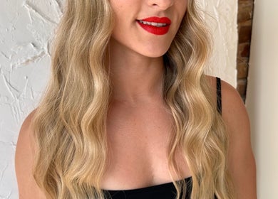 Coiffure blonde lustrée chez Olivia Sgl Hair (HED SALON), Montréal, Québec, CA.