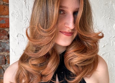 Femme arborant des cheveux ondulés à Olivia Sgl Hair (HED SALON), Montréal, Québec, CA.