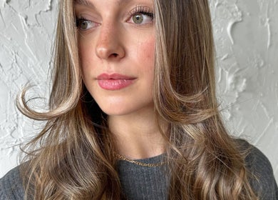 Femme avec coiffure élégante chez Olivia Sgl Hair (HED SALON), Montréal, Québec, CA.