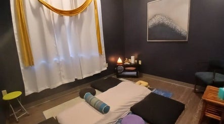Cozy therapy room at Chesterton Mamabear Massage & Float, Chesterton, Indiana, US with cushions and soft lighting.