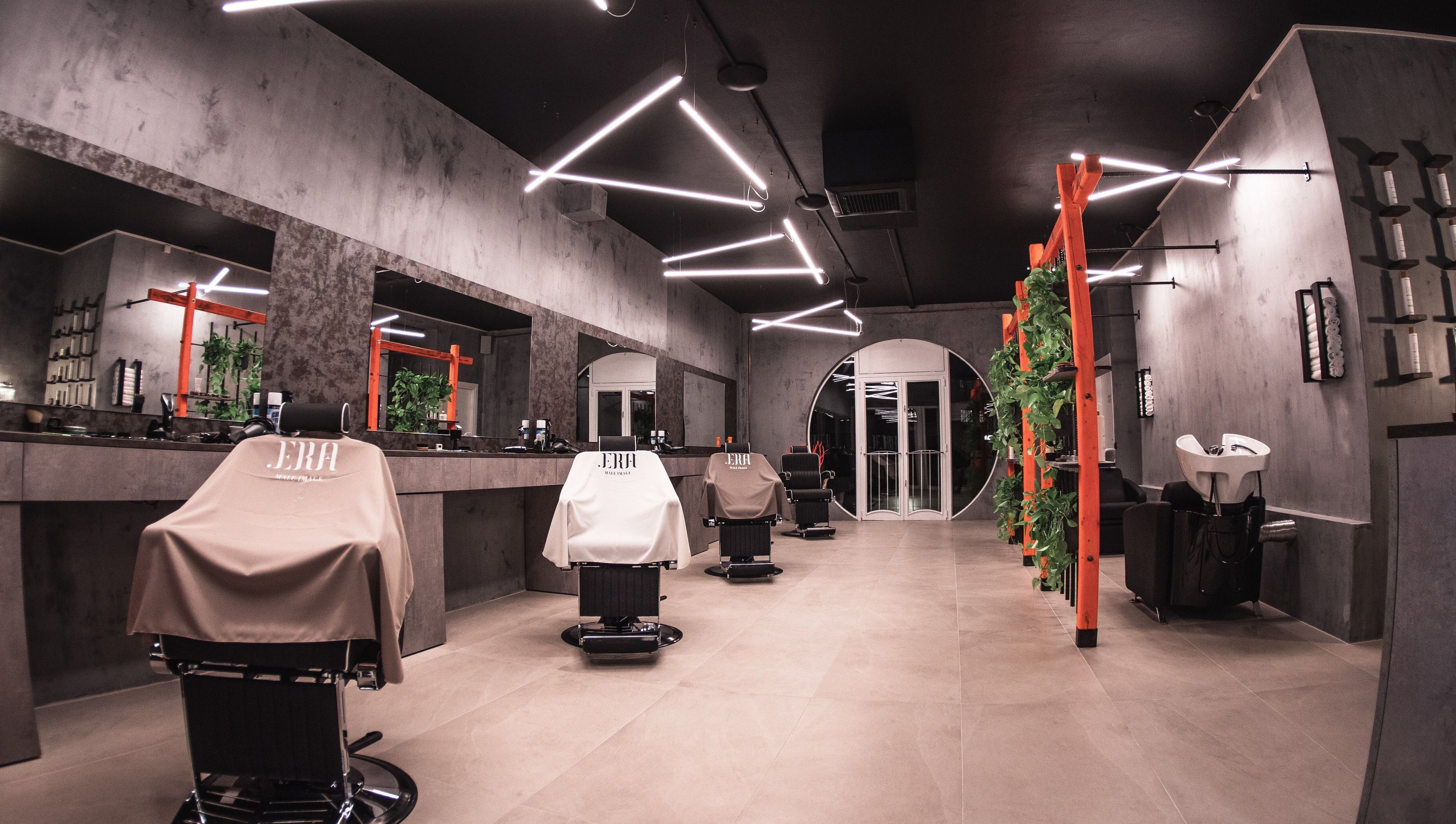 Design contemporaneo di .ERA Male Image a Parma, Emilia-romagna, IT con sedute e luci moderne.