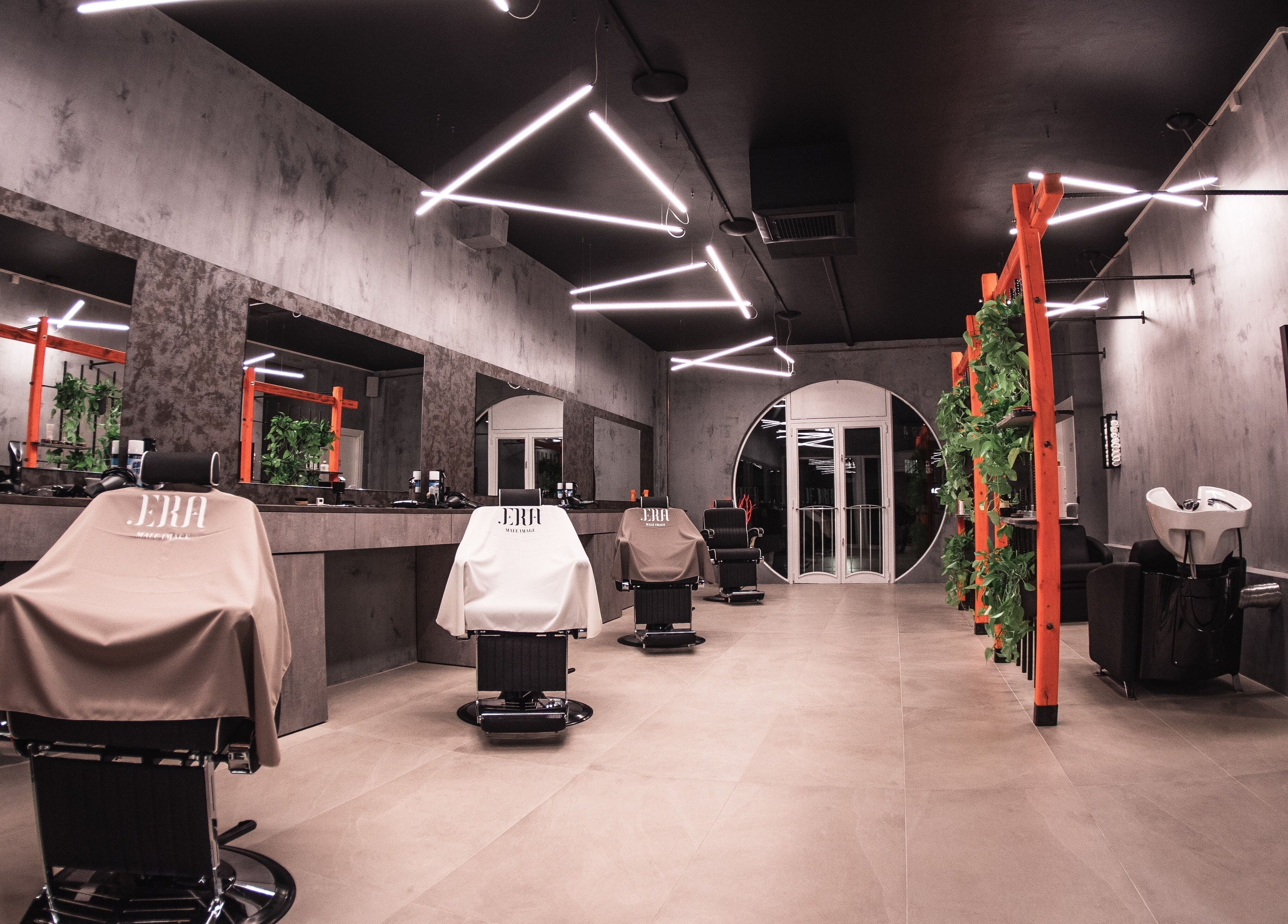 Design contemporaneo di .ERA Male Image a Parma, Emilia-romagna, IT con sedute e luci moderne.